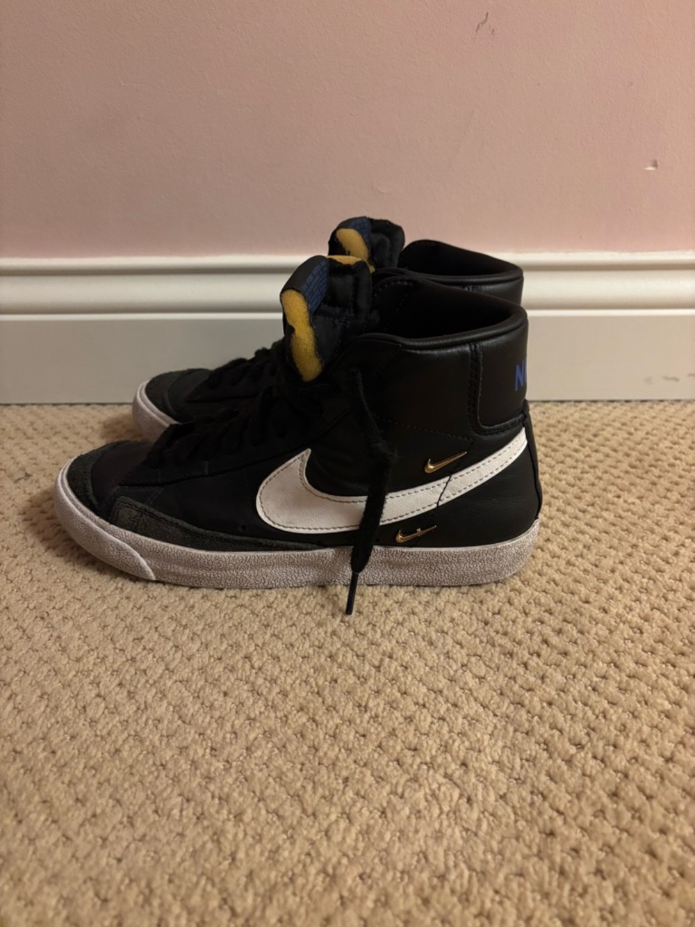 Nike WMNS BLAZER MID '77 SE 'SISTERHOOD - BLACK METALLIC GOLD'